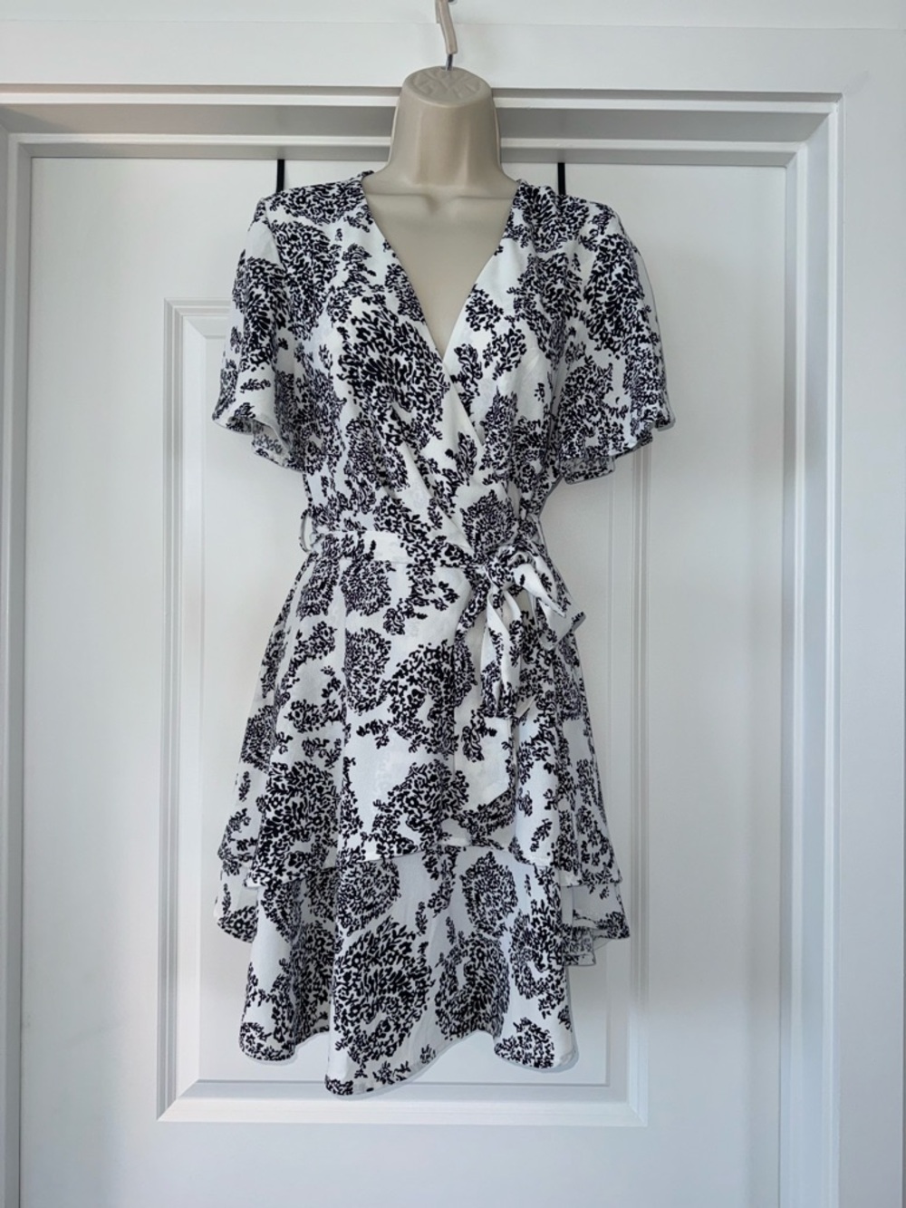 Women's Black & White Medium Deep V-Neck Long Sleeve Waist Tie Ruffle Dress